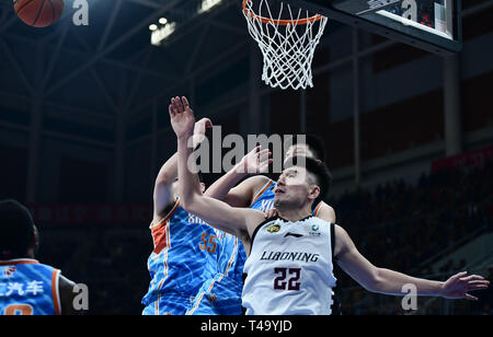 Shenyang, Shenyang, Chine. Apr 15, 2019. Shenyang, Chine-le Xinjiang Flying Tigers bat l'équipe de basket-ball de l'équipe Leopard Liaoning 97-95 à Shenyang, au nord-est ChinaÃ¢â€ La province de Liaoning. Crédit : SIPA Asie/ZUMA/Alamy Fil Live News Banque D'Images