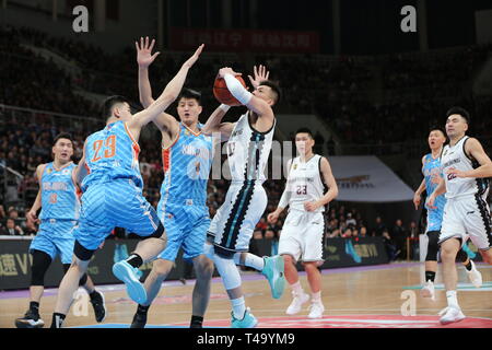 Shenyang, Shenyang, Chine. Apr 15, 2019. Shenyang, Chine-le Xinjiang Flying Tigers bat l'équipe de basket-ball de l'équipe Leopard Liaoning 97-95 à Shenyang, au nord-est ChinaÃ¢â€ La province de Liaoning. Crédit : SIPA Asie/ZUMA/Alamy Fil Live News Banque D'Images