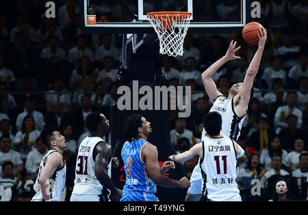 Shenyang, Shenyang, Chine. Apr 15, 2019. Shenyang, Chine-le Xinjiang Flying Tigers bat l'équipe de basket-ball de l'équipe Leopard Liaoning 97-95 à Shenyang, au nord-est ChinaÃ¢â€ La province de Liaoning. Crédit : SIPA Asie/ZUMA/Alamy Fil Live News Banque D'Images