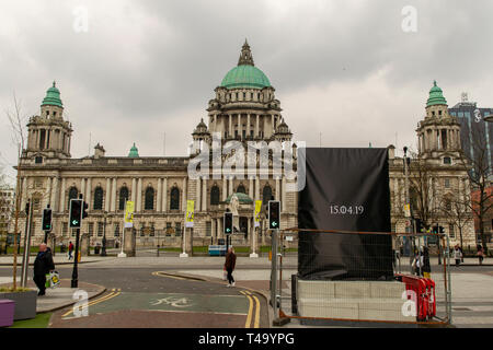 Donegall Place, Belfast, Royaume-Uni. Apr 15, 2019. Jeu des trônes dévoilement en panneau de verre à l'aide de la dernière saison de l'acclamé drame fantastique jeu des trônes sur le dépistage le 15 avril d'une façade de verre est dévoilé plus tard aujourd'hui Crédit : Bonzo/Alamy Live News Banque D'Images