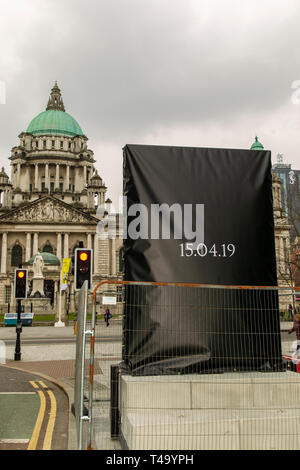 Donegall Place, Belfast, Royaume-Uni. Apr 15, 2019. Jeu des trônes dévoilement en panneau de verre à l'aide de la dernière saison de l'acclamé drame fantastique jeu des trônes sur le dépistage le 15 avril d'une façade de verre est dévoilé plus tard aujourd'hui Crédit : Bonzo/Alamy Live News Banque D'Images