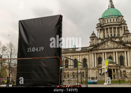 Donegall Place, Belfast, Royaume-Uni. Apr 15, 2019. Jeu des trônes dévoilement en panneau de verre à l'aide de la dernière saison de l'acclamé drame fantastique jeu des trônes sur le dépistage le 15 avril d'une façade de verre est dévoilé plus tard aujourd'hui Crédit : Bonzo/Alamy Live News Banque D'Images