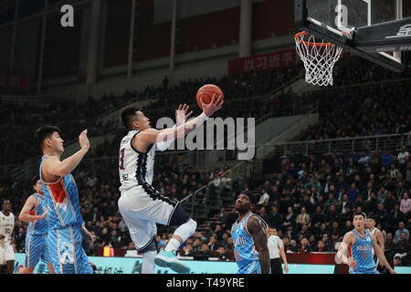 Shenyang, Shenyang, Chine. Apr 15, 2019. Shenyang, Chine-le Xinjiang Flying Tigers bat l'équipe de basket-ball de l'équipe Leopard Liaoning 97-95 à Shenyang, au nord-est ChinaÃ¢â€ La province de Liaoning. Crédit : SIPA Asie/ZUMA/Alamy Fil Live News Banque D'Images