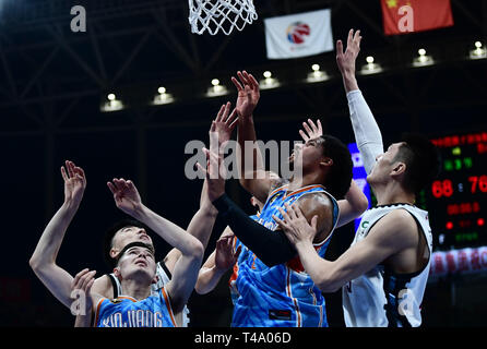 Shenyang, Shenyang, Chine. Apr 15, 2019. Shenyang, Chine-le Xinjiang Flying Tigers bat l'équipe de basket-ball de l'équipe Leopard Liaoning 97-95 à Shenyang, au nord-est ChinaÃ¢â€ La province de Liaoning. Crédit : SIPA Asie/ZUMA/Alamy Fil Live News Banque D'Images