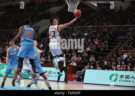 Shenyang, Shenyang, Chine. Apr 15, 2019. Shenyang, Chine-le Xinjiang Flying Tigers bat l'équipe de basket-ball de l'équipe Leopard Liaoning 97-95 à Shenyang, au nord-est ChinaÃ¢â€ La province de Liaoning. Crédit : SIPA Asie/ZUMA/Alamy Fil Live News Banque D'Images