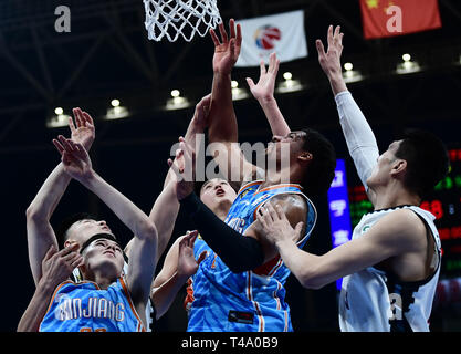 Shenyang, Shenyang, Chine. Apr 15, 2019. Shenyang, Chine-le Xinjiang Flying Tigers bat l'équipe de basket-ball de l'équipe Leopard Liaoning 97-95 à Shenyang, au nord-est ChinaÃ¢â€ La province de Liaoning. Crédit : SIPA Asie/ZUMA/Alamy Fil Live News Banque D'Images