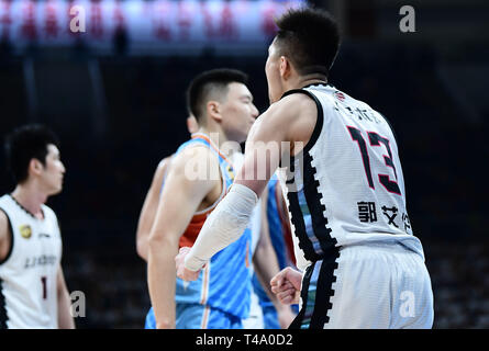 Shenyang, Shenyang, Chine. Apr 15, 2019. Shenyang, Chine-le Xinjiang Flying Tigers bat l'équipe de basket-ball de l'équipe Leopard Liaoning 97-95 à Shenyang, au nord-est ChinaÃ¢â€ La province de Liaoning. Crédit : SIPA Asie/ZUMA/Alamy Fil Live News Banque D'Images