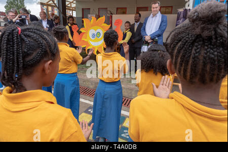 Addis Abeba, Ethiopie. Apr 15, 2019. Markus Söder (CSU), le Premier Ministre de Bavière, chante une chanson à l'occasion de sa visite à l'École de l'Église allemande. Le CSU leader se rendre dans le pays de la Corne de l'Afrique jusqu'au 18 avril 2019. Crédit : Peter Kneffel/dpa/Alamy Live News Banque D'Images