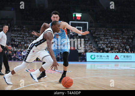 Shenyang, Shenyang, Chine. Apr 15, 2019. Shenyang, Chine-le Xinjiang Flying Tigers bat l'équipe de basket-ball de l'équipe Leopard Liaoning 97-95 à Shenyang, au nord-est ChinaÃ¢â€ La province de Liaoning. Crédit : SIPA Asie/ZUMA/Alamy Fil Live News Banque D'Images