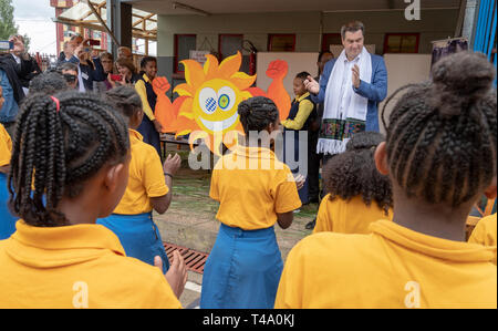 Addis Abeba, Ethiopie. Apr 15, 2019. Markus Söder (CSU), le Premier Ministre de Bavière, chante une chanson à l'occasion de sa visite à l'École de l'Église allemande. Le CSU leader se rendre dans le pays de la Corne de l'Afrique jusqu'au 18 avril 2019. Crédit : Peter Kneffel/dpa/Alamy Live News Banque D'Images