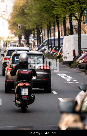 15 avril 2019, Berlin, Düsseldorf : voitures de route dans le Merowinger Straße. Le 15.04.2019, la première voie d'environnement est d'entrer en service sur Merowingerstraße à Düsseldorf. Les pistes sont destinées à aider à éviter les interdictions de diesel. Seuls les bus, vélos, taxis et voitures avec entraînement électrique sont autorisés à conduire sur eux. Photo : Federico Gambarini/dpa Banque D'Images