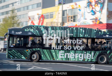 15 avril 2019, Hessen, Frankfurt/Main : un bus électrique classiques, via le centre-ville en un test de fonctionnement. L'opération d'essai dure quatre jours et fonctionne sur deux routes. Photo : Boris Roessler/dpa Banque D'Images