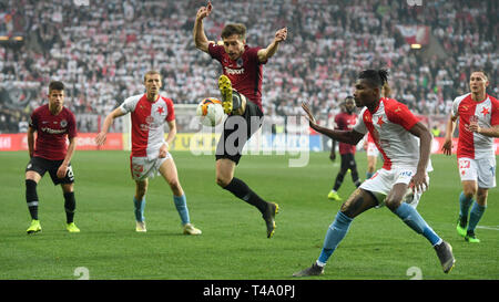 Prague, République tchèque. 14 avr, 2019. Michal Sacek (Sparte ; centre), Simon Deli (Slavia ; 2e à partir de la droite), Adam Hlozek (Sparte ; à gauche), Tomas Soucek (Slavia ; 2e de gauche) et Jan Boril (Slavia ; à droite) en action au cours de la première ligue de football tchèque Fortuna (Liga), 28e tour, match SK Slavia Praha contre l'AC Sparta Praha, le 14 avril 2019, à Prague, en République tchèque. Credit : Michal Kamaryt/CTK Photo/Alamy Live News Banque D'Images