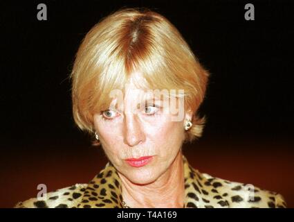 ***PHOTO*** L'actrice suédoise Bibi Andersson (Berit Elisabeth Andersson) assiste à la cérémonie d'ouverture d'un festival du film documentaire à propos de la Bosnie, le 12 octobre 1995, à Prague, en République tchèque. (CTK Photo/Lahutová Thomova-Mauerova) Banque D'Images