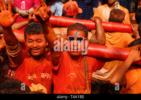 Thimi, au Népal. Apr 15, 2019. Les dévots enduit de poudre à vermillion vu porter un char pendant le festival.Sindoor Jatra ou poudre vermillion festival est célébré chaque année à accueillir la venue du printemps et le Nouvel An népalais, en jouant d'instruments traditionnels, le chant, la danse et l'exécution des chars de plusieurs dieux et déesse autour du village. Credit : Sunil Pradhan SOPA/Images/ZUMA/Alamy Fil Live News Banque D'Images