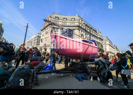 Londres, Royaume-Uni. Apr 15, 2015. Les militants de l'environnement de l'Extinction, rébellion, déploient un grand bateau à voile rose Oxford Circus de blocage à mettre en lumière la menace du réchauffement global de la planète et de l'écosystème et d'exhorter le gouvernement à prendre des mesures Crédit : amer ghazzal/Alamy Live News Banque D'Images