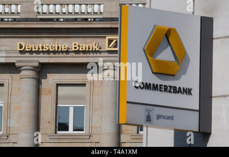 15 avril 2019, Hessen, Frankfurt/Main : une filiale de Deutsche Bank et la Commerzbank n'est pas loin de l'autre dans le centre-ville. Des experts financiers, envisager une fusion des deux établissements de crédit à être possible. Photo : Boris Roessler/dpa Banque D'Images