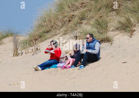 Le carrossage, East Sussex, UK. 15 avr 2019. Le premier jour des vacances de Pâques pour de nombreux apporte au chaud et ensoleillé à Camber Sands dans l'East Sussex. Il y a beaucoup de familles profitent de la journée à vous détendre sur la plage. ©PAUL Lawrenson, 2019 Crédit photo : Paul Lawrenson/Alamy Live News Banque D'Images