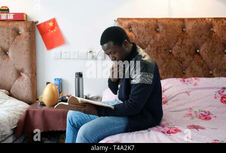 (190415) -- CHANGSHA, 15 avril 2019 (Xinhua) -- Fondzenyuy Mangeh III Cedric lit au dortoir à l'Université agricole du Hunan à Changsha, Province du Hunan en Chine centrale, le 19 mars 2019. Les 25 ans de Cédric est du Cameroun. Des entreprises chinoises ayant été témoin de la science et la technologie de pointe et de l'équipement, il est venu à la Chine en 2017 et étudié comme un diplôme de spécialisation en génie de mécanisation agricole à l'École de génie de l'Université agricole du Hunan, après avoir terminé ses études de premier cycle. Cedric études principalement la mécanisation agricole et aut Banque D'Images