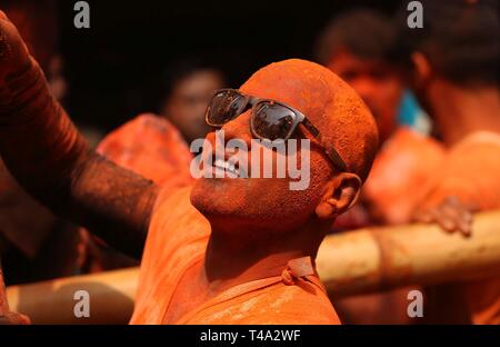 Bhaktapur, Népal. Apr 15, 2019. Un homme avec son visage couvert de poudre vermillon participe à la célébration de Sindoor Jatra Festival à Thimi dans Bhaktapur, Népal, le 15 avril 2019. Le festival est célébré à accueillir la nouvelle année et le début de la saison de printemps au Népal. Credit : Sunil Sharma/Xinhua/Alamy Live News Banque D'Images