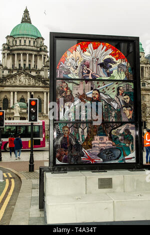 Donegall Place, Belfast, Royaume-Uni. Apr 15, 2019. Un vitrail appelé verre de Trônes qui dépeint plusieurs personnages de la maison de Stark a été dévoilé dans le centre de Belfast. Avec la dernière saison de l'acclamé Drame Fantasy Game of thrones projection le 15 avril Crédit : Bonzo/Alamy Live News Banque D'Images