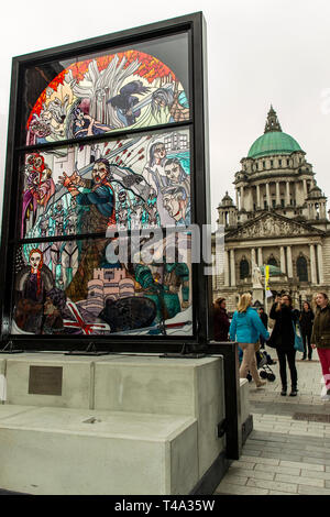 Donegall Place, Belfast, Royaume-Uni. Apr 15, 2019. Un vitrail appelé verre de Trônes qui dépeint plusieurs personnages de la maison de Stark a été dévoilé dans le centre de Belfast. Avec la dernière saison de l'acclamé Drame Fantasy Game of thrones projection le 15 avril Crédit : Bonzo/Alamy Live News Banque D'Images