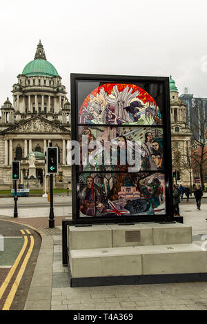 Donegall Place, Belfast, Royaume-Uni. Apr 15, 2019. Un vitrail appelé verre de Trônes qui dépeint plusieurs personnages de la maison de Stark a été dévoilé dans le centre de Belfast. Avec la dernière saison de l'acclamé Drame Fantasy Game of thrones projection le 15 avril Crédit : Bonzo/Alamy Live News Banque D'Images