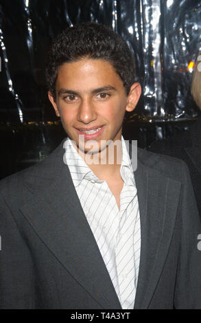 LOS ANGELES, CA. 09 novembre 2003 : l'Acteur JONATHAN AHDOUT lors de la première mondiale de son nouveau film Chambre de sable et de brume, dans le cadre de l'AFI Film Festival de Los Angeles. Banque D'Images