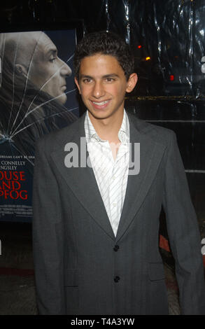 LOS ANGELES, CA. 09 novembre 2003 : l'Acteur JONATHAN AHDOUT lors de la première mondiale de son nouveau film Chambre de sable et de brume, dans le cadre de l'AFI Film Festival de Los Angeles. Banque D'Images