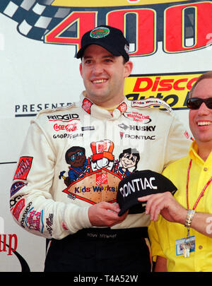 Tony Stewart célèbre remportant la Penzoil 400 course de NASCAR à Homestead en Floride à l'Homestead-Miami Speedway le 12 novembre 2000. Banque D'Images