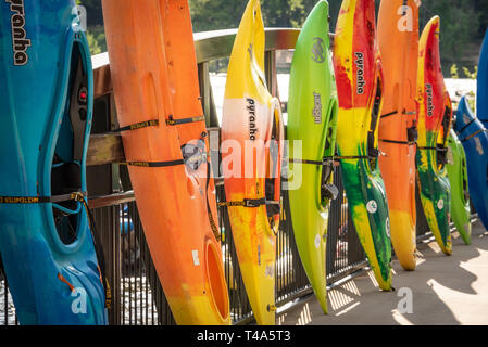 Kayaks colorés à la pagaie Kayak Sud sur le concours et festival la rivière Chattahoochee dans les quartiers chics de Columbus, Géorgie. (USA) Banque D'Images