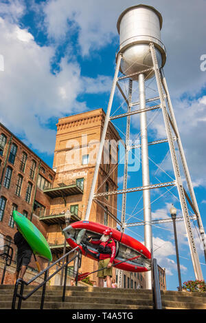 L'activité de fleuve le long de la Chattahoochee River dans les quartiers chics de Columbus, Géorgie au cours de la pagaie Kayak Sud Concours & Festival. (USA) Banque D'Images