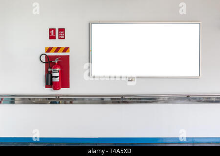 Les murs de l'hôpital avec les conseils et les extincteurs. L'espace de copie pour le texte. Banque D'Images