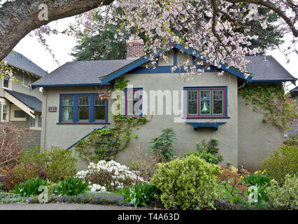 Maison indépendante dans un quartier de Victoria (C.-B.). Chambre à Victoria (C.-B.), au printemps. Banque D'Images