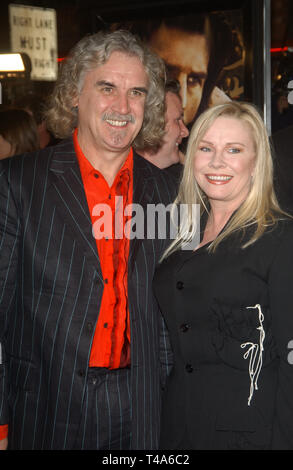 LOS ANGELES, CA. 01 décembre 2003 : BILLY CONNOLLY et épouse PAMELA STEPHENSON au Los Angeles première de son nouveau film Le Dernier Samouraï. Banque D'Images