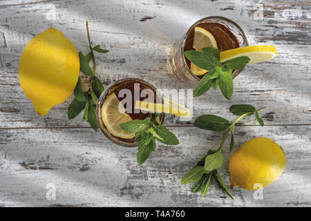 Tè al limone con menta en raison bicchieri da sopra Banque D'Images