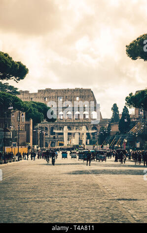 Vintage vue sur le Colisée, l'un des plus importants sites touristiques de Rome. Banque D'Images