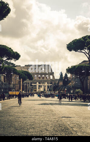 Vintage vue sur le Colisée, l'un des plus importants sites touristiques de Rome. Banque D'Images