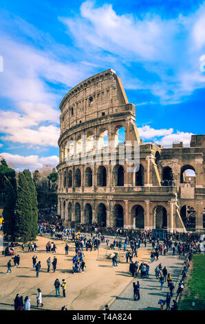 Vue sur le Colisée, l'un des plus importants sites touristiques de Rome. Banque D'Images