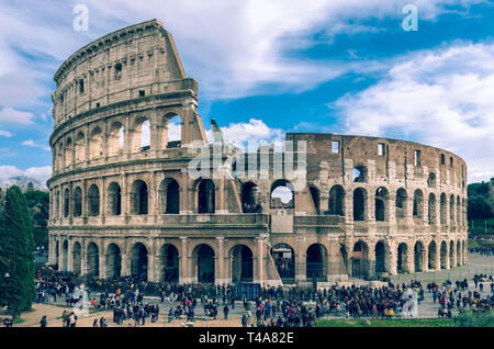 Vue sur le Colisée, l'un des plus importants sites touristiques de Rome. Banque D'Images