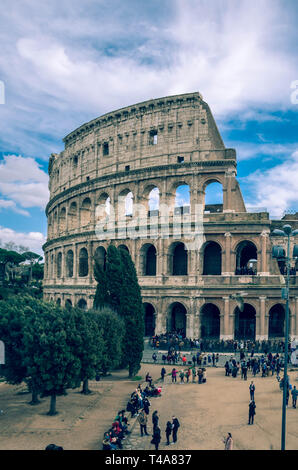 Vue sur le Colisée, l'un des plus importants sites touristiques de Rome. Banque D'Images