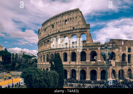 Vue sur le Colisée, l'un des plus importants sites touristiques de Rome. Banque D'Images