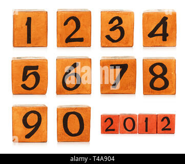 Des numéros sur les cubes en bois peints Banque D'Images