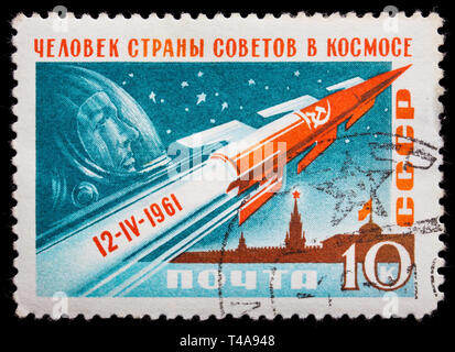 Urss - circa 1961 : timbre imprimé dans l'URSS affiche portrait de Yuri Gagarin et fusée spatiale au-dessus de Moscou Kremlin, vers 1961 Banque D'Images