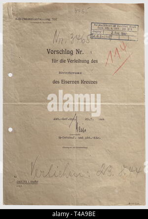 Alois Kalss, recommandation pour l'attribution de la Croix de Chevalier de l'Obersturmbannführer et commandant du I./s.SS-Panzer-Abteilung 102, datée du 20 juillet 1944, avec signature à l'encre 'Weiss' du commandant de l'unité SS-Obersturmbannführer Hans Weiss sur l'exposé des motifs, et un autre 'Weiss' signature à l'encre sur la page de recommandation, en plus de la signature 'Bittrich' dans crayon indélébile de SS-Gruppenführer et Generalleutnant de la Waffen-SS Wilhelm Bittrich sous son approbation. Un total de 3 pages DIN A4, percés. Pour ses actions exemplaires, pas Editorial-Use-seulement Banque D'Images