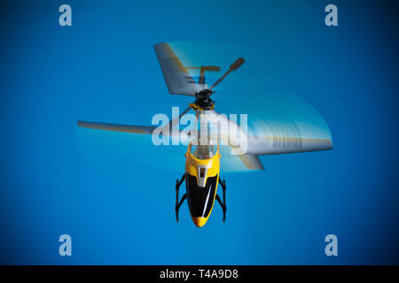 Flying RC Helicopter Banque D'Images