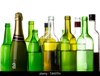 L'alcool différentes bouteilles boissons isolated on white Banque D'Images