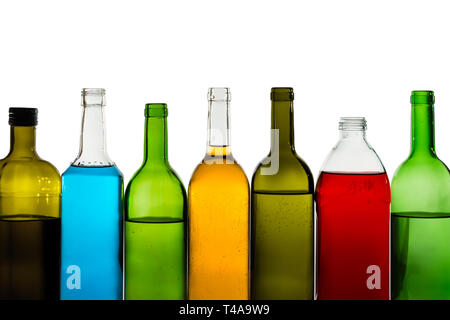 L'alcool différentes bouteilles boissons isolated on white Banque D'Images