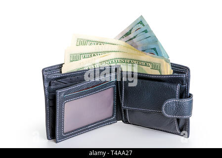 Portefeuille en cuir noir pleine de 100 dollar bills isolé sur fond blanc Banque D'Images