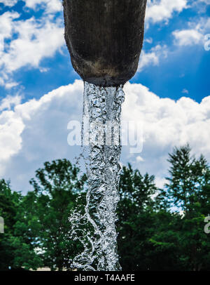 L'eau, source de vie, descend frais et propre du bleu ciel vers la montagne et vers la vallée Banque D'Images